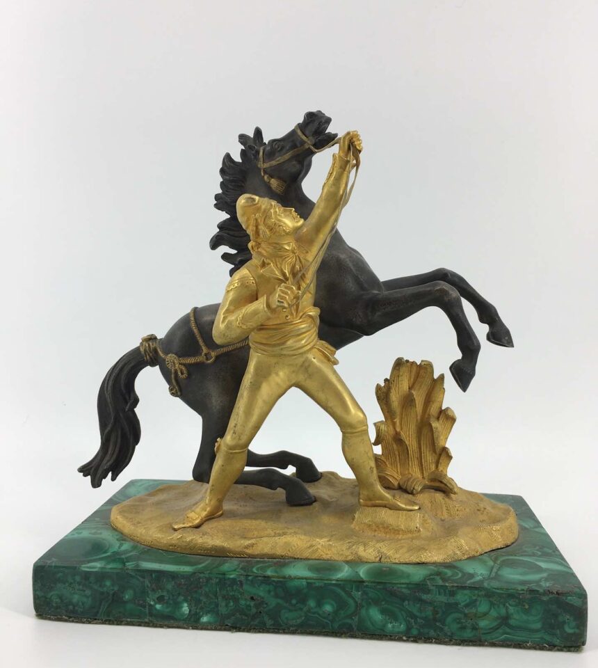 Прогулка с конем, скульптура выполнена из бронзы в Европе, в конце 19-го, начале 20-го веков, основание-малахит.